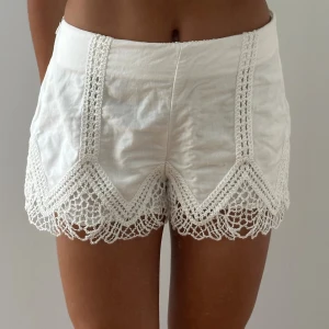 Vita spetsdetaljerade shorts - Vita spetsdetaljerade shorts 