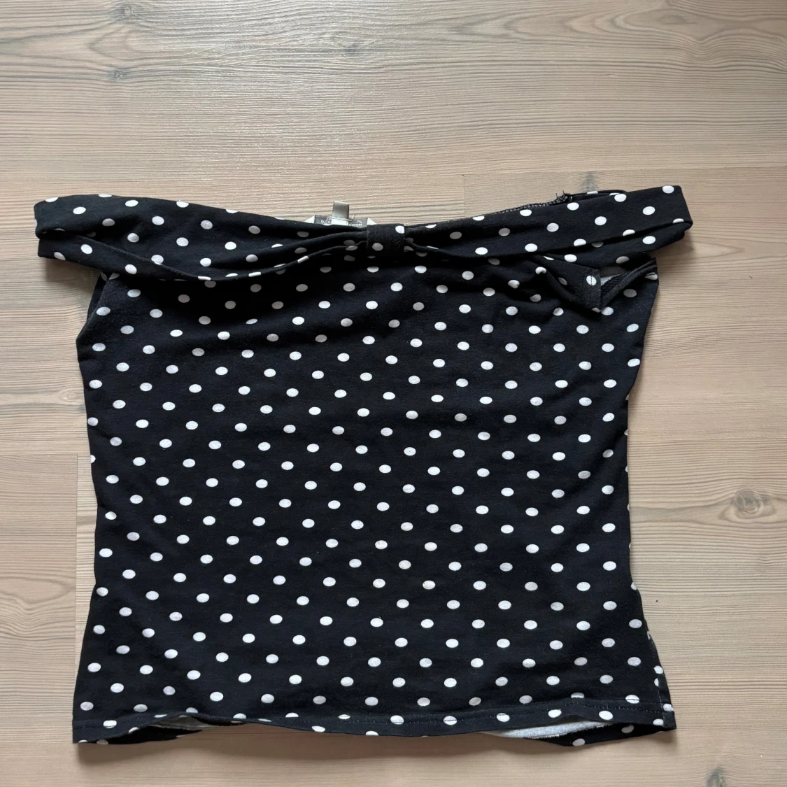 Svart prickig offshoulder topp - 2