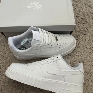 Nike Air Force 1 helvita sneakers - Säljer helt nya air force 1 aldrig använda storlek 42. Box prislapp med mera ingår. Hör av er vid frågor och funderingar. 