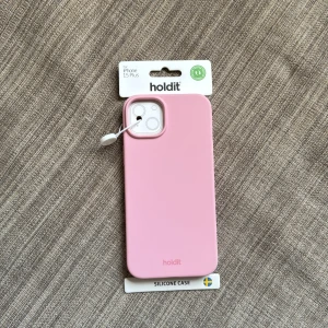 Rosa mobilskal i st iPhone 15 plus  - Jag råkade köpa i fel storlek till min egna mobil så säljer nu detta helt nya rosa telefonskalet. Det kommer från Holdit och köpte det på ica maxi. 
