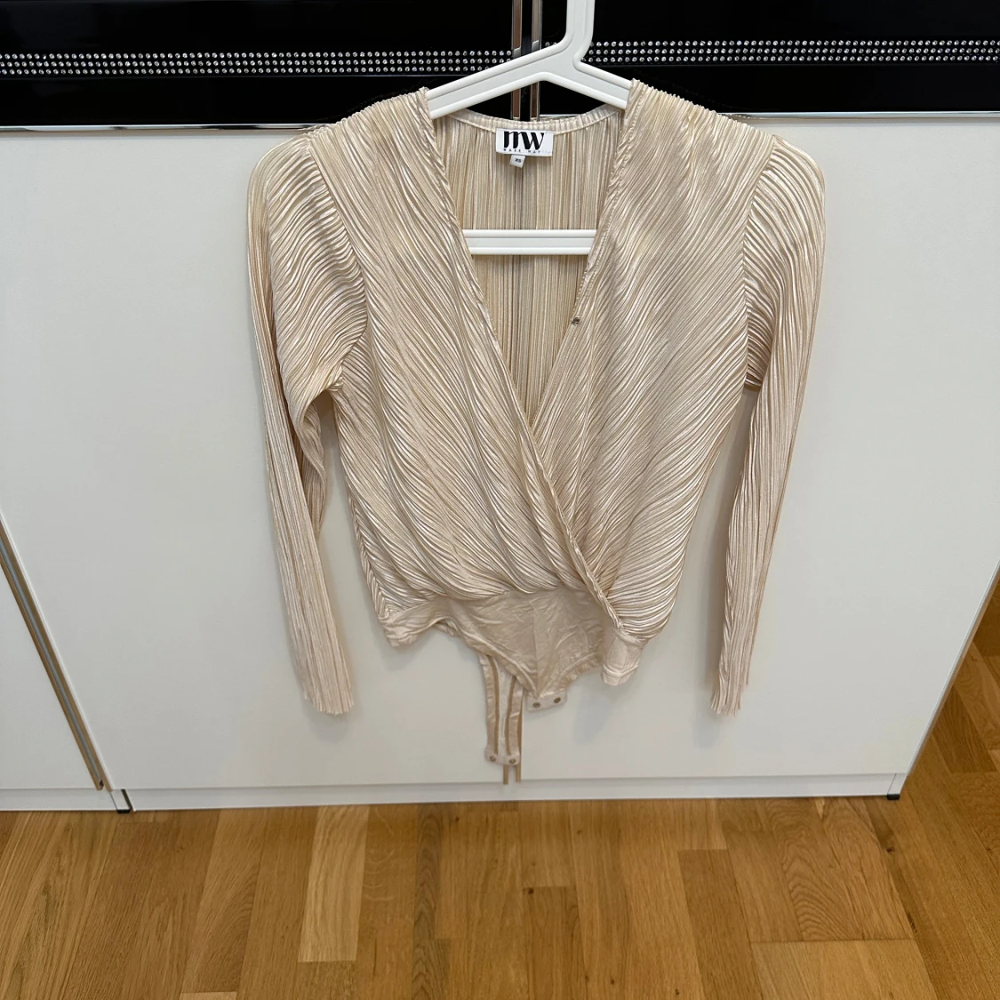 Champagnefärgad omlottopp från JJW