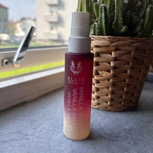 Ellis Brooklyn Vanilla Sin parfym - Parfymflaska från Ellis Brooklyn i modellen Vanilla Sin. Flaskan är i glas med en snygg ombre-effekt från vinröd till ljusbeige och har en vit spraykork. Doften är vaniljbaserad och flaskan rymmer 50 ml. Ny