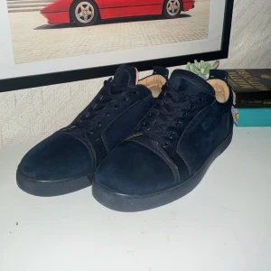 Mörkblå loubitins skor - Tjena! Säljer nu dessa loubitins då de börjar bli för små och jag är sugen på något nytt! Skorna är väldigt smutsiga just nu men kan lösa en rengöring innan de skickas om de skulle önskas, annars har de inga defekter vad jag märkt av. ( OBS endast skorna skicka med ) skriv gärna vid intresse! 🤗