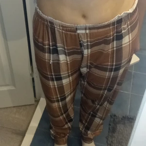 Bruna rutiga byxor - Snygga bruna byxor med rutigt mönster. Stod ej vilket märke de köptes ifrån och dem är ganska så högmidjade. De är i ett mjukt och stretchigt material som gör dem riktigt sköna att ha på sig💗Byxorna är pyjamasbyxor eller bara hemmabyxor. 