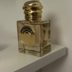 Burberry Goddess Eau de Parfum 30ml - Burberry Goddess Eau de Parfum 30 ml, testat ett par gånger. Mängden på bilden kvar, alltså nästan helt full.