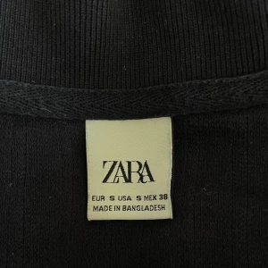 Svart half zip tröja från Zara - Svart långärmad tröja från Zara i storlek S med krage och half zip framtill. Passar till det mesta och är i väldigt bra skick. Säljes enbart pga för liten för min pojkväns lillebror❣️ (det är damm i luften på bilden, inte fläckar) 