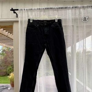 Svarta jeans från Jack & Jones - Säljer ett par svarta jeans från Jack & Jones Jeans Intelligence. De har regular fit, klassisk femficksdesign och är tillverkade i bomull. Perfekta för dig som gillar en stilren och enkel look.