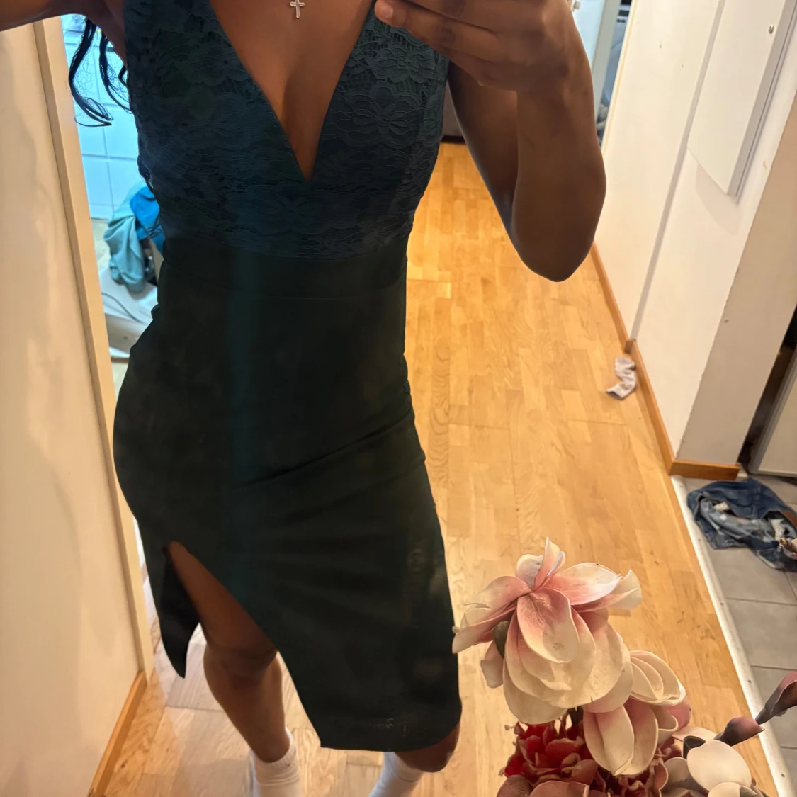 Mörkgrön spetsklänning med slits - 2