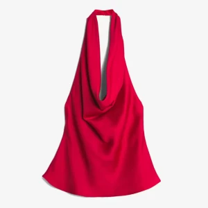 Röd halterneck topp i satin - Snygg röd halterneck topp i glansigt satinmaterial med draperad framsida och öppen rygg. Helt oanvänd med prislapp kvar. Nypris 499.