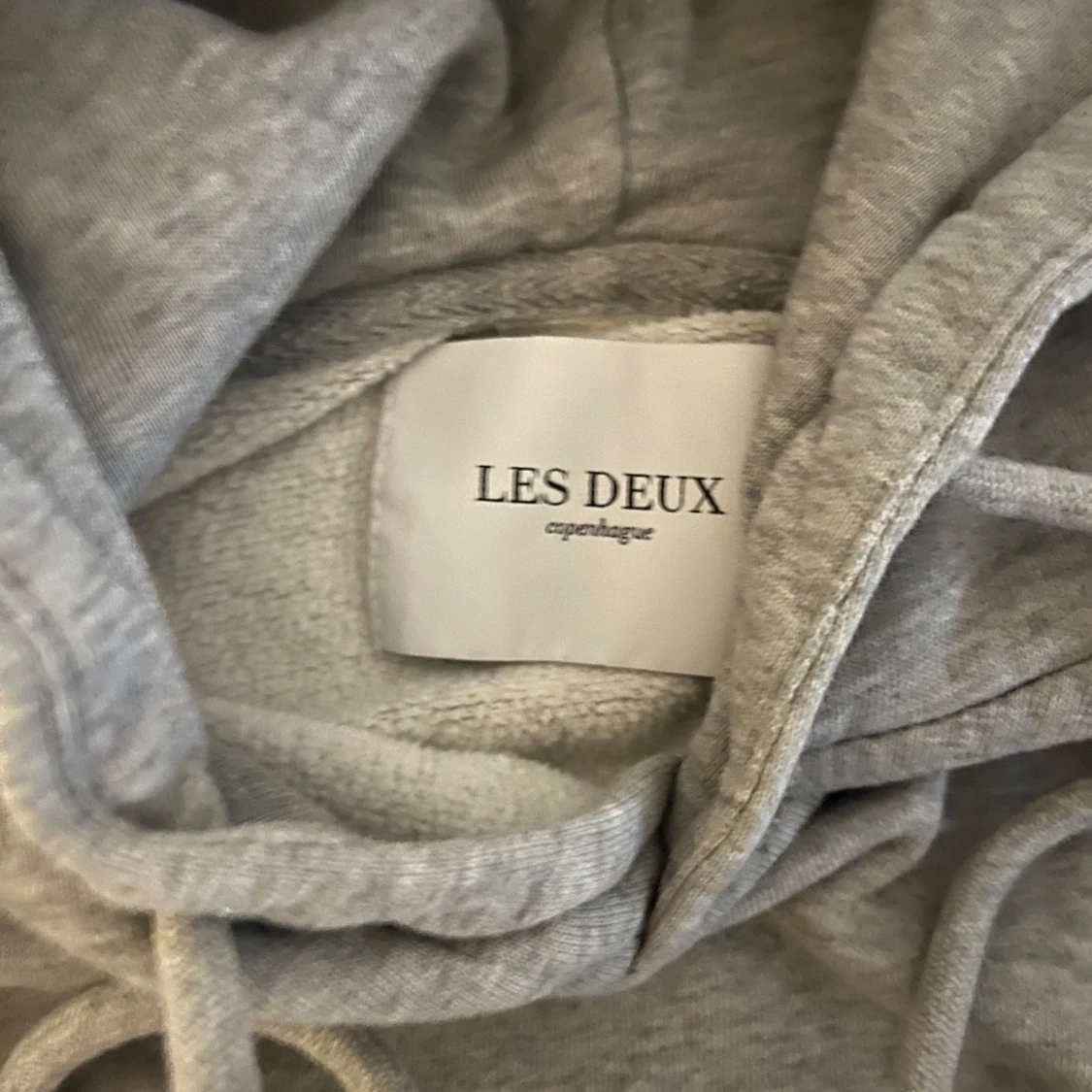 Grå hoodie från Les Deux - 2