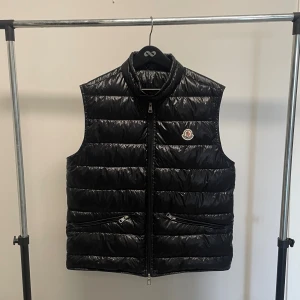 Moncler Gui Gilet - Svart dunväst från Moncler. Stl 3 motsvarande medium. Fint skick utan flaws. Endast västen ingår.