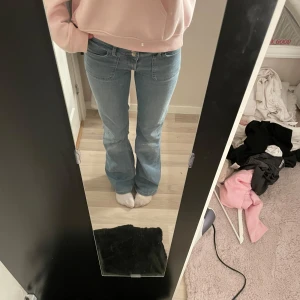 Ljusblå bootcut jeans - Säljer ett par ljusblå low waist jeans. Jeansen är i ett bra skick och är ifrån Nelly 