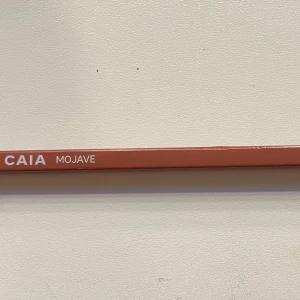 CAIA Mojave läppenna - Helt ny! Säljer en CAIA läppenna i färgen Mojave. Pennan har en varm, brunrosa ton och är i klassisk pennform med matchande lock. Perfekt för att definiera läpparna och skapa en snygg kontur.
