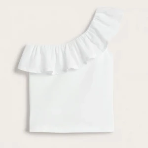 Vit oneshoulder topp med volang Kappahl - Supersöt vit oneshoulder topp från Kappahl i mjuk bomull. Toppen har en bred volang längs axeln som ger en trendig och somrig vibe. Perfekt att matcha med jeans eller kjol för en fräsch look.