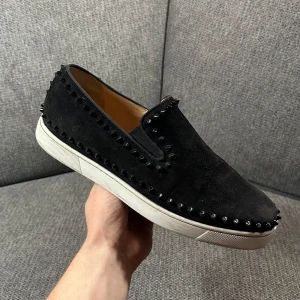 Christian Louboutin slip on  - Säljer dessa fräscha Loubsen i storlek 43 som inte tillverkas mer. Inga flaws eller liknande men utbyta insulor. Nypris på 10 000kr men säljs nu för endast 1999kr‼️‼️‼️