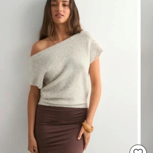 Nelly Wide Neck Knit Top - Supermjuk ljusbeige stickad wide neck topp från Nelly. Storlek M, men passar mig som brukar använda S. Använd under 10 gånger💗 