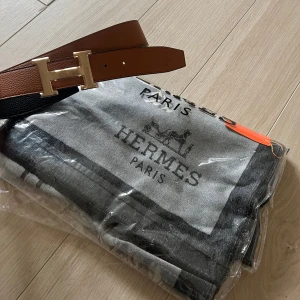 Hermes sjal & skärp oanvänt - Oanvänt. Föredrar snabb och smidig affär. Först till kvarn. Säljes pga kommer ej till användning och håller på att rensa inför flytt. Säljes tillsammans eller separat. Pris tillsammans angivet. 
