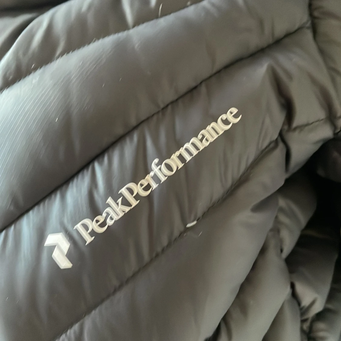 Svart pufferjacka Peak Performance  - 4