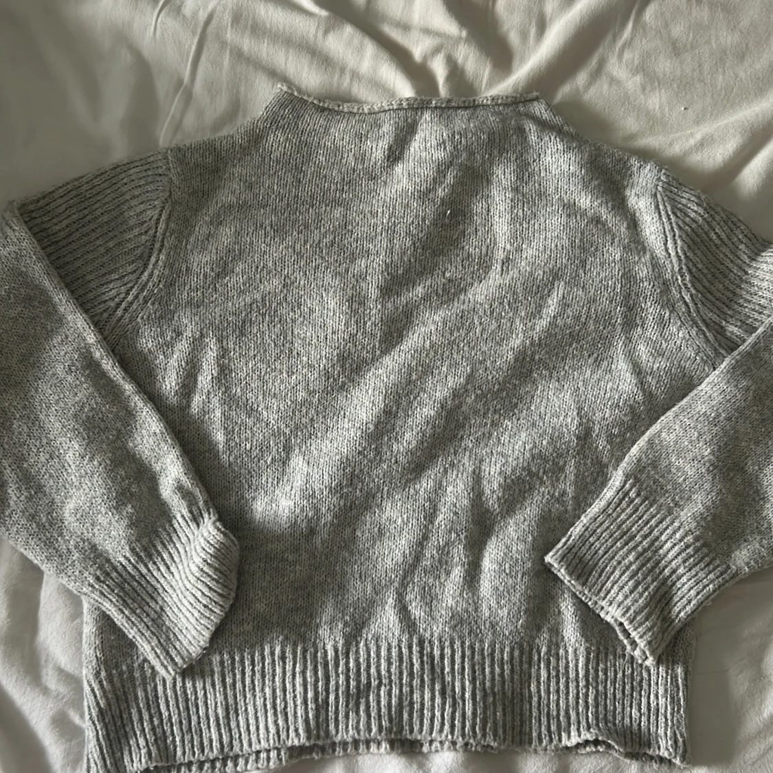 Grå stickad kofta från Design by Si - 1