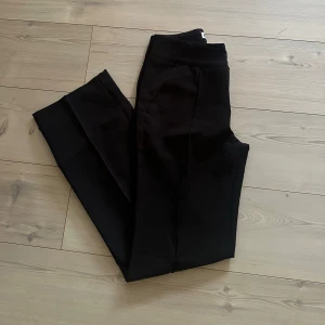 Svarta kostymbyxor från Madlady  - Snygga svarta kostymbyxor från Madlady, jättefint skick!!💓☺️Storlek:34