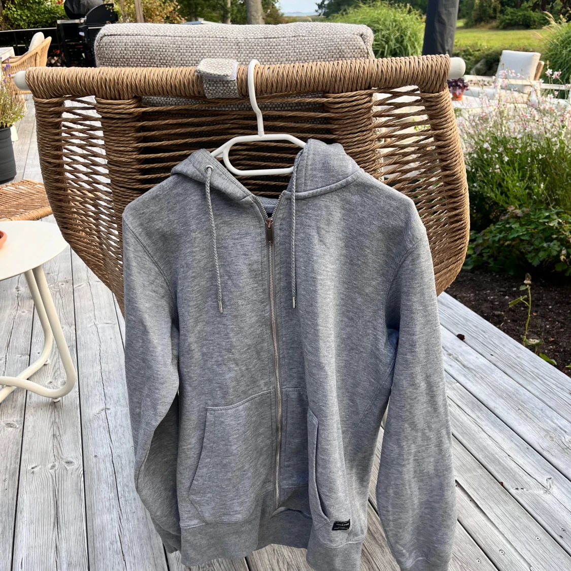 Grå hoodie med dragkedja och huva - 1