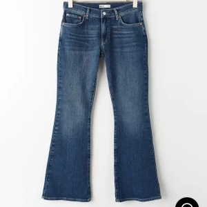 Blå bootcut jeans från Levi's - Snygga blå jeans från Gina tricot. Säljer då de är för små för mig. Skulle säga att de passar någon runt 156 cm. Endast använda 2 ggr! Nypris 499