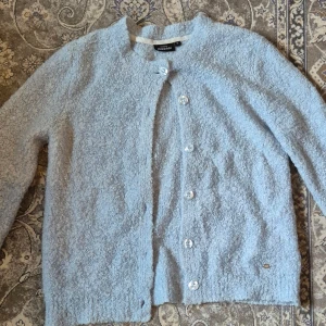 Ljusblå kofta - En gullig stickad kofta med knappar💞