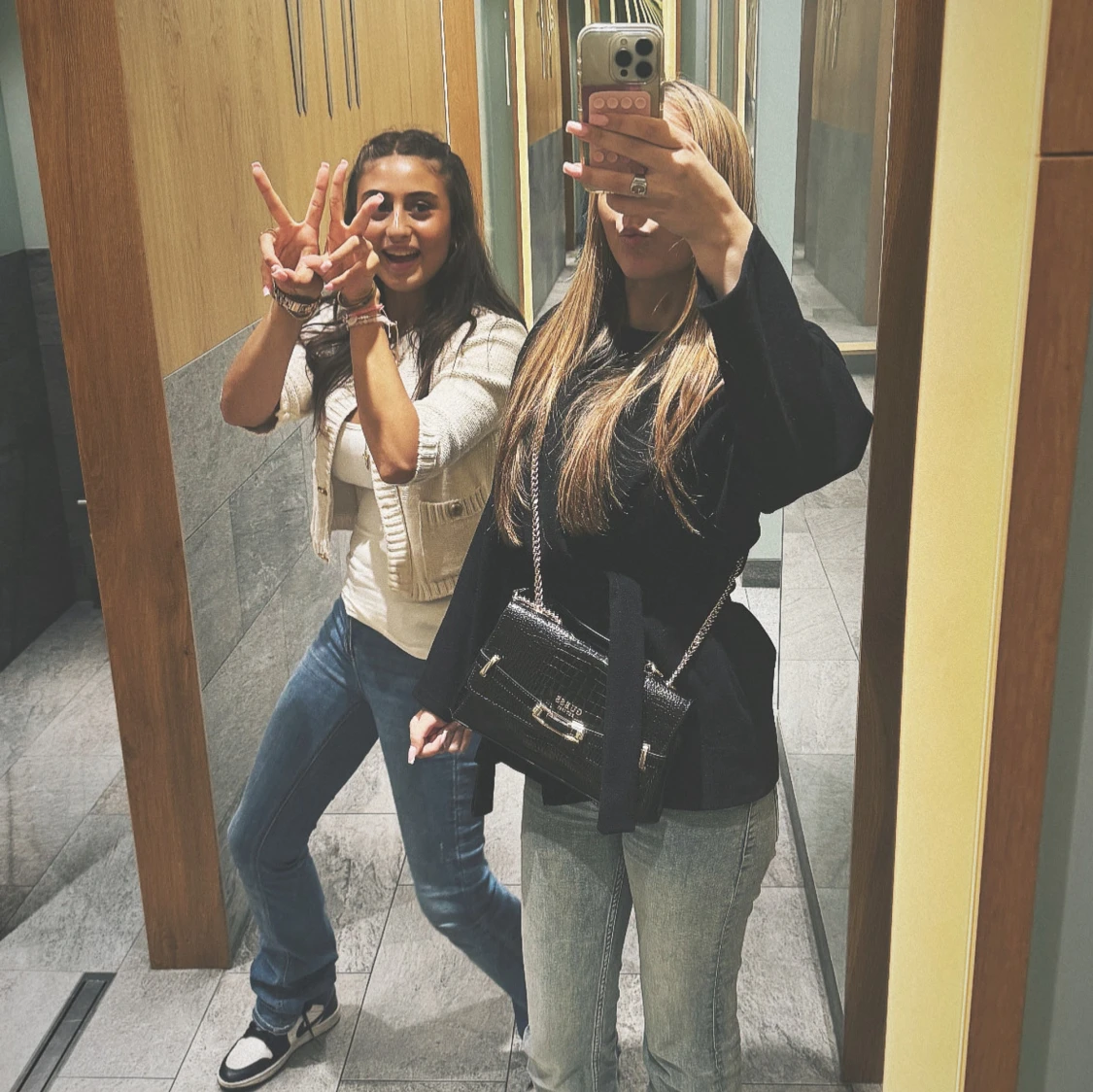 Svart axelväska från Guess med kedja - 2