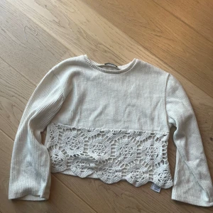 Jättefin Långärmad tröja mönstrad - Skit snygg tröja ifrån Zara som passar till både sommaren och våren! Säljer då den inte längre kommer till användning🥰 Köpt för 420 kr