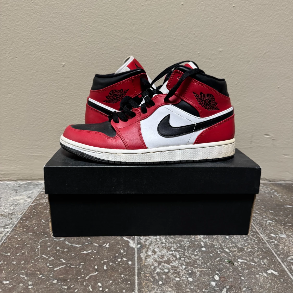 Nike Air Jordan 1 Mid Chicago Toe - 1