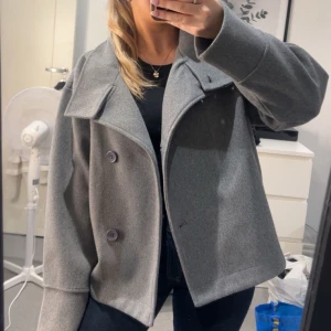 Grå kappa GinaTricot - Supersnygg grå kort kappa från Gina! Den går att ha på många olika sätt beroende på vad man föredrar🩷Storlek S, använd 1 gång. 