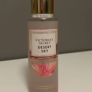 Victoria's Secret Desert Sky mist - Fräsch och feminin body mist från Victoria's Secret i doften Desert Sky. Flaskan är frostad med guldigt lock och har rosa detaljer. Doften har inslag av sockrade blomblad och varm sandelträ, perfekt för dig som gillar mjuka och blommiga toner. Flaskan är nästan full säljer då den inte kommer till användning ❤️ kan diskutera pris.