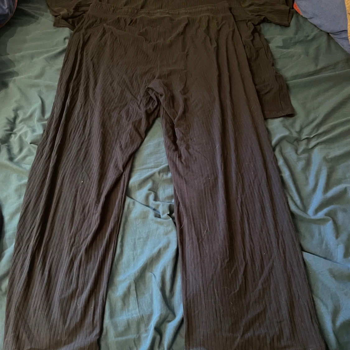 Mörkblå ribbad pyjamas  - 3