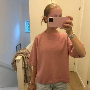 Rosa stickad tröja från 157 XS - Säljer en söt rosa stickad tröja från 157 i storlek XS. Tröjan har en rund halsringning och korta, lite loose ärmar. Perfekt för dig som gillar mjuka och bekväma plagg med enkel stil. Passar bra till jeans eller shorts för en chill look.💗