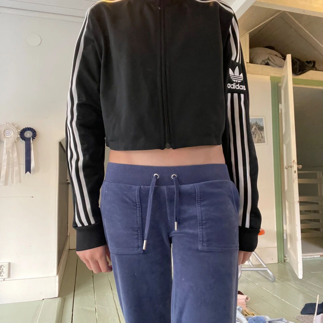 Svart croppad Adidas hoodie