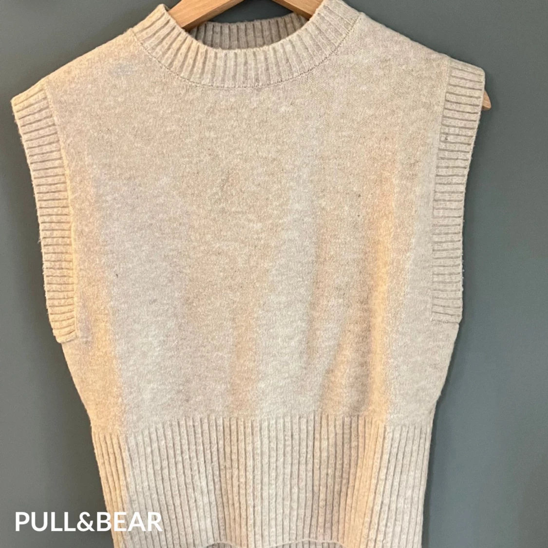 Beige stickad väst Pull&Bear XS