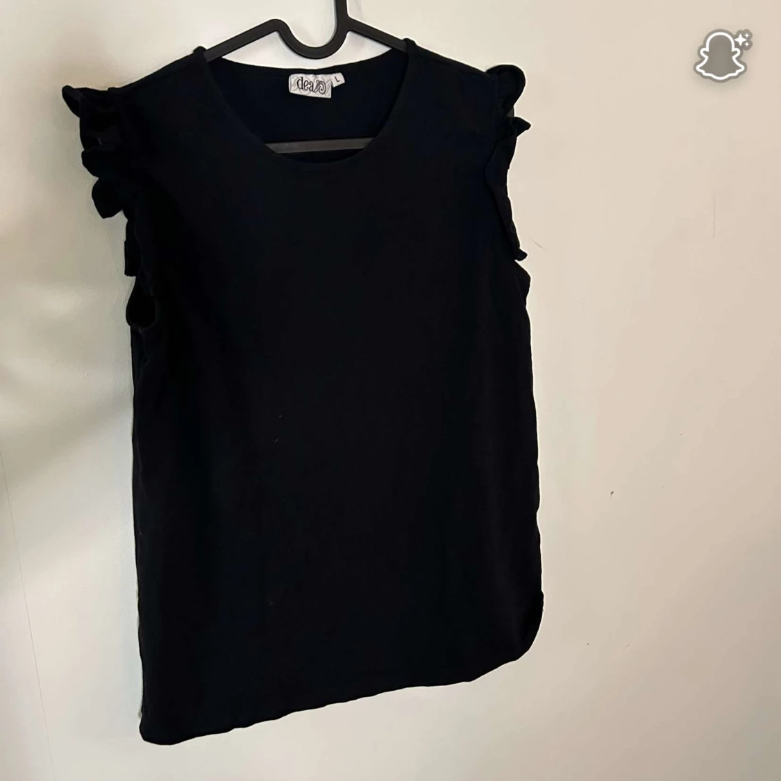 Svart ärmlös topp med volang från Dea