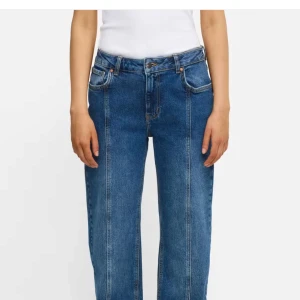 Jeans NYA - Hej! Har inte sålt på plick på ett tag o Vrf e de Ai som skriver haha aja, säljer dessa byxor då jag ändrade stil precis innan skolstarten men dessa är påriktigt använda max 3 gg och därför säljer jag dem, ( gillar mer baggy) aja kom med pris förslag, köpte för 700 men kan tänka mig sälja minst 230 kanske jag vne ännu haha. Dem e lite midwaist och lite bootcut ehm a och längden på waist är 26 och långden 32 och nytvättade! Ofc! Jaja gurlies skriv om ni undrar nått! PÖSS 🤩🌸❤️