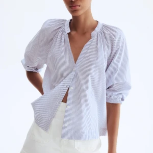 h&m blus - Jättefin blus från hm, slutsåld på hemsidan💕 Helt oanvänd💕💕
