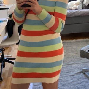 Randig ribbad klänning från Zara - Färgglad stickad klänning från Zara💚🍁