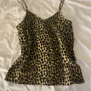 Leopard linne - Snyggt och skönt linne från VeroModa. Inga tecken på användning