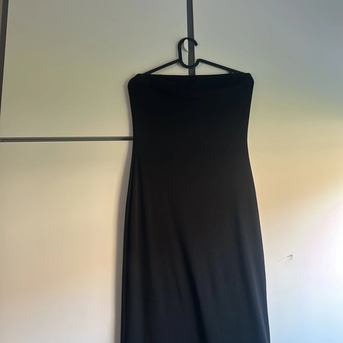 Svart axelbandslös långklänning - 2