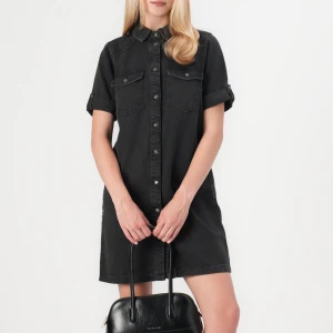 Svart jeansklänning Noisy May - Snygg svart jeansklänning från Noisy May med korta ärmar och knappar hela vägen framtill. Helt ny, köpt för 449kr.