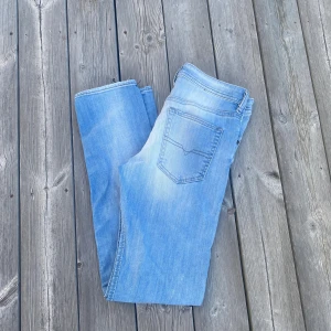Diesel Jeans - Ett par diesel jeans för ett riktigt skönt pris 🏆  Straight/slim fit - 29/32✅ Bra skick🔥 Äldre modell som är svår att få tag på  Jag kan gå ner i pris vid snabbaffär! Skriv gärna om du har frågor👍