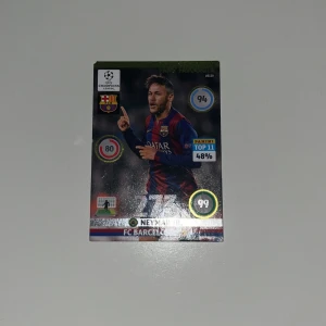 Fans' Favourite - Neymar Jr. FC Barcelona - Cool samlarkort med Neymar Jr. i FC Barcelona, perfekt för dig som älskar fotboll och Champions League! Kortet har snygga stats och är en del av Panini Top 11-serien. Ett måste för unga sportfans och samlare!