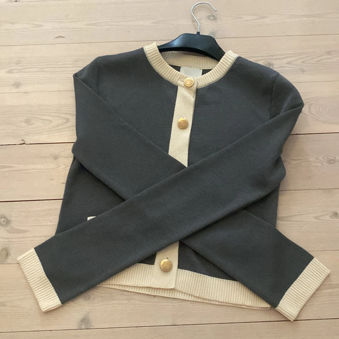 Grå kofta med gulddetaljer från H&M - 2