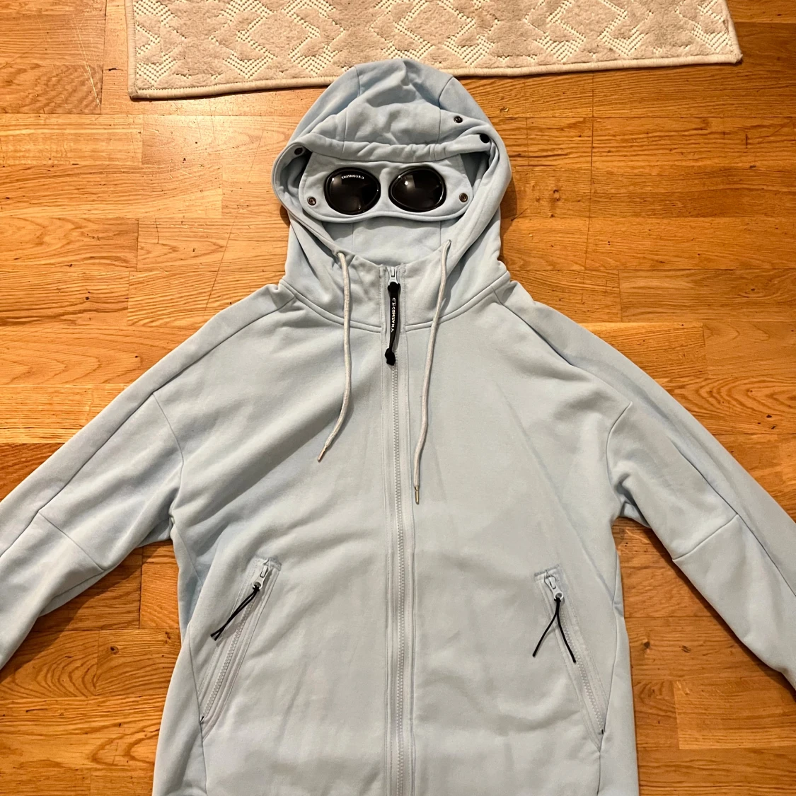 Ljusblå hoodie med dragkedja