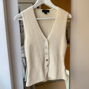 Stickad beige väst Zara  - Stickad beige väst från Zara, storlek S, använd 1 gång