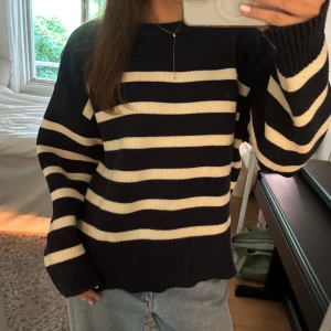 Randig stickad tröja - Tjock stickad marinblå och vit tröja, lite nopprig därav priset 🤍