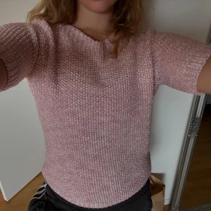 Rosa stickad kortärmad tröja - Säljer en söt rosa stickad tröja med korta ärmar och rund halsringning. Tröjan har en grovstickad struktur och ribbade muddar vid ärmslut och hals. Perfekt för silvertråd genom hela. Köpt second hand på Arkivet i sthlm för 279kr 🤍